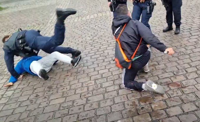 Muslim man stabs white people.

White guy tries to stop Muslim man.

Cop attack white guy for attacking the poor Muslim man

Cop gets stabbed trying to protect the Muslim guy who has always wanted to kill him.

This same situation is currently playing out all over Europe on a