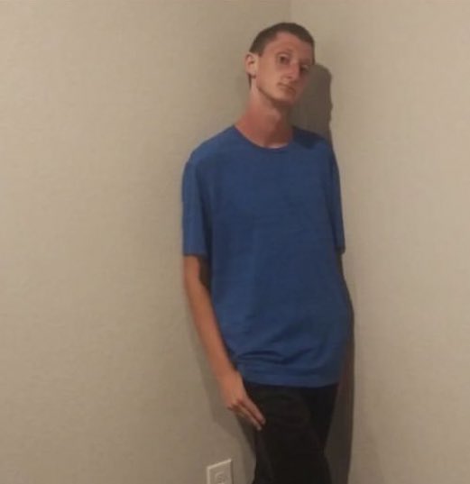 Mahnoowsh's tweet image. عکسی که دوستم بعد از کلی التماس و ژست دادن ازم میگیره: