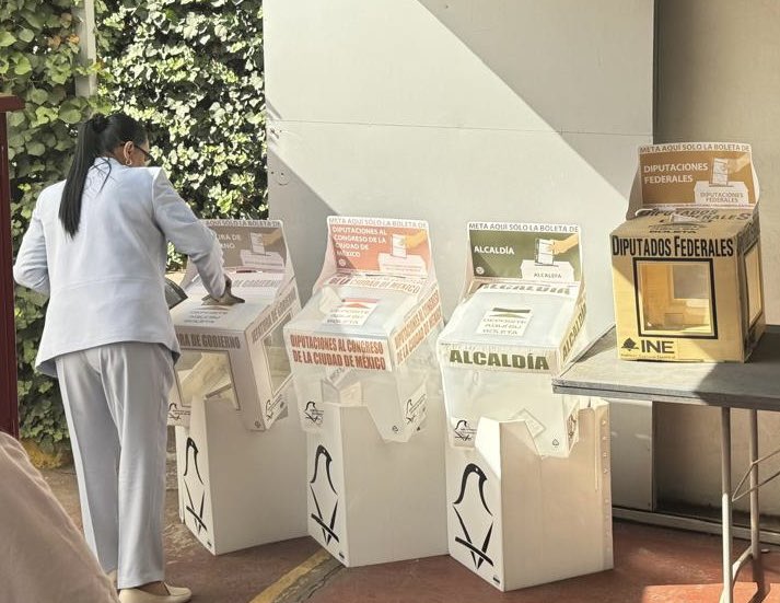 rosaicela_'s tweet photo. Este domingo acudí a ejercer mi derecho al voto y contribuir a la democracia de nuestro país. México está en paz y tranquilidad, existen las condiciones para que la ciudadanía participe de manera libre y secreta. 🗳️ 🇲🇽 https://t.co/Hiekh9XXVJ