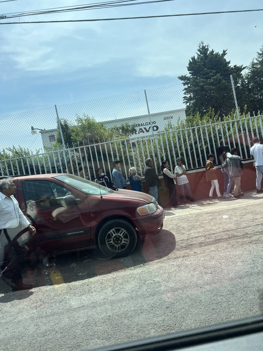 columbaa's tweet photo. @beltrandelrio Así en dos casillas del EdoMex, muchísima participación, pero se nota el intento de mermar la eficacia del INE, pero aún así,aquí estamos. https://t.co/ygNd8cE8AT