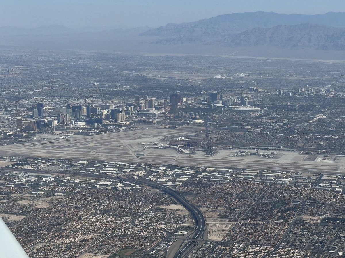 dextercole's tweet photo. Flying into Vegas https://t.co/a8pMxwAiND