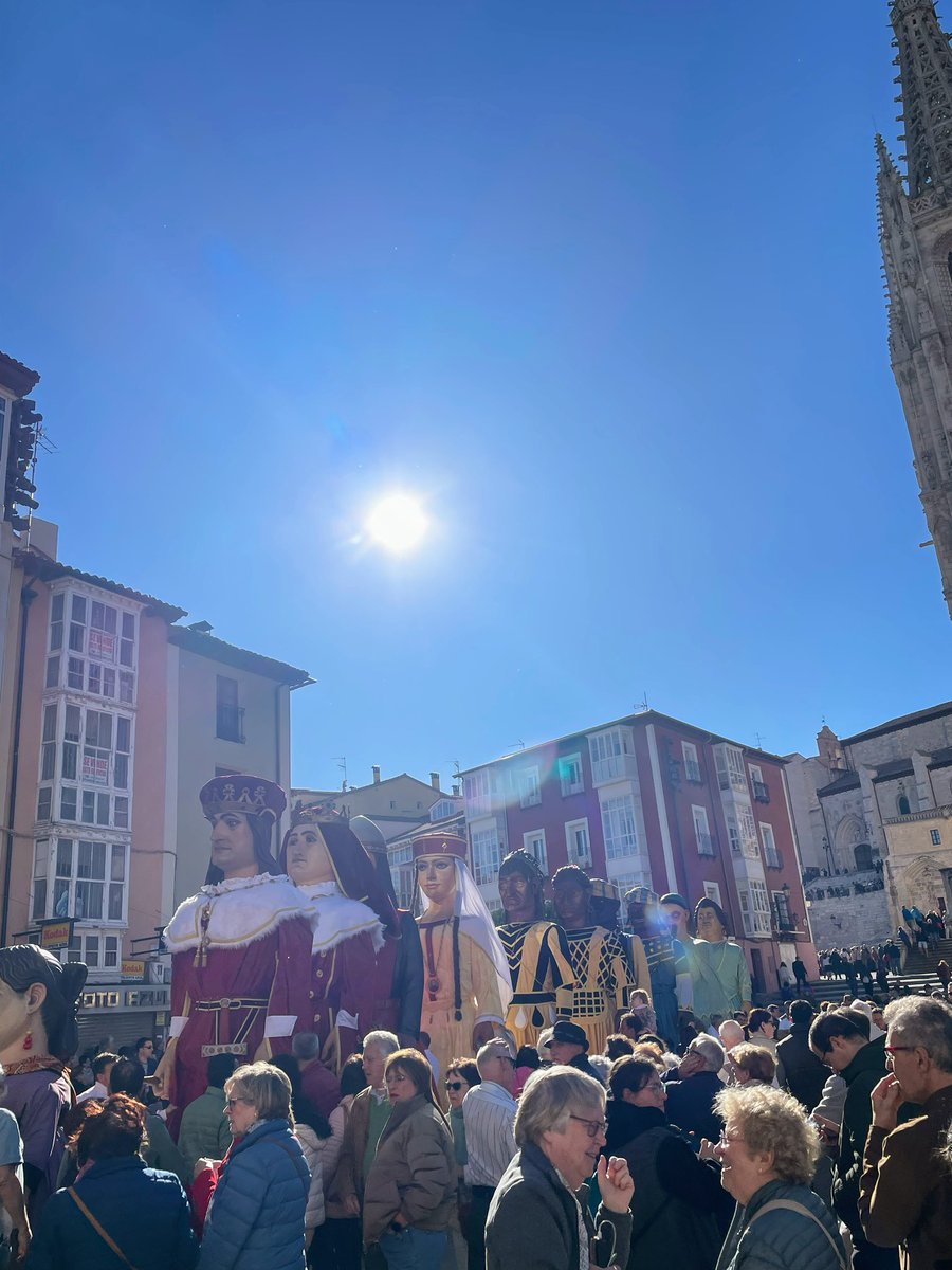 Bea_sda's tweet photo. Esto de que la reina Isabel de Castilla desfile detrás de Fernando de Aragón en #Burgos…. regular…😐😐 https://t.co/uDA4Bzncaj