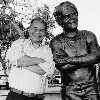 Apreciado Kaki, de repente te nos adelatas y te vas, pero nos dejas un lindo legado lleno de aprendizaje y sabiduría, dejas una valiosa familia sorprendida con tu vuelo apresurado. Mis mas sinceras condolencias hacia ellos.