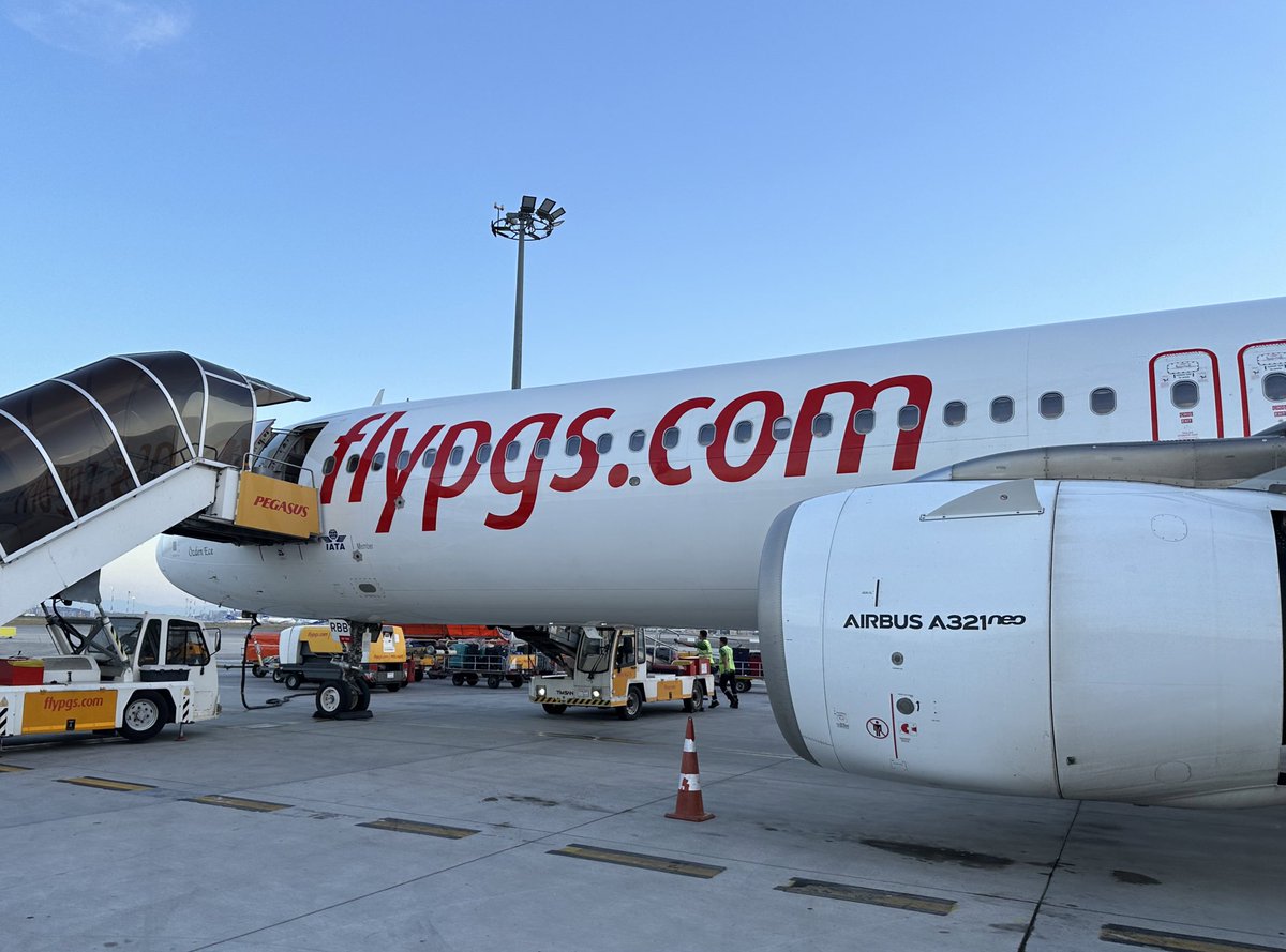 Возвращаюсь с Вастрик Кэмпа самолетами Pegasus. Каждый раз, когда вижу их сайт, хочется прочитать как flypigs. Если когда-нибудь создам свою авиакомпанию назову ее «летающие свиньи»