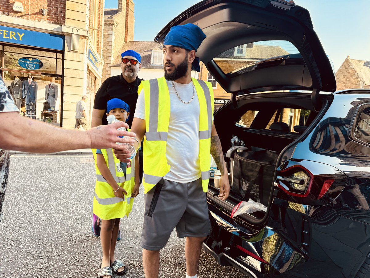 Thanks to Lasaan in conjunction with Shepherd &amp; Co Solicitors for providing meals tonight

The meals were given out by volunteers from <a href="/sccycnhampton/">SCCYC</a> along with snacks, water &amp; hot drinks. 

#GiveBack #zeroemmissions #Northampton #NorthantsTogether #Northantshour #helpthehomeless