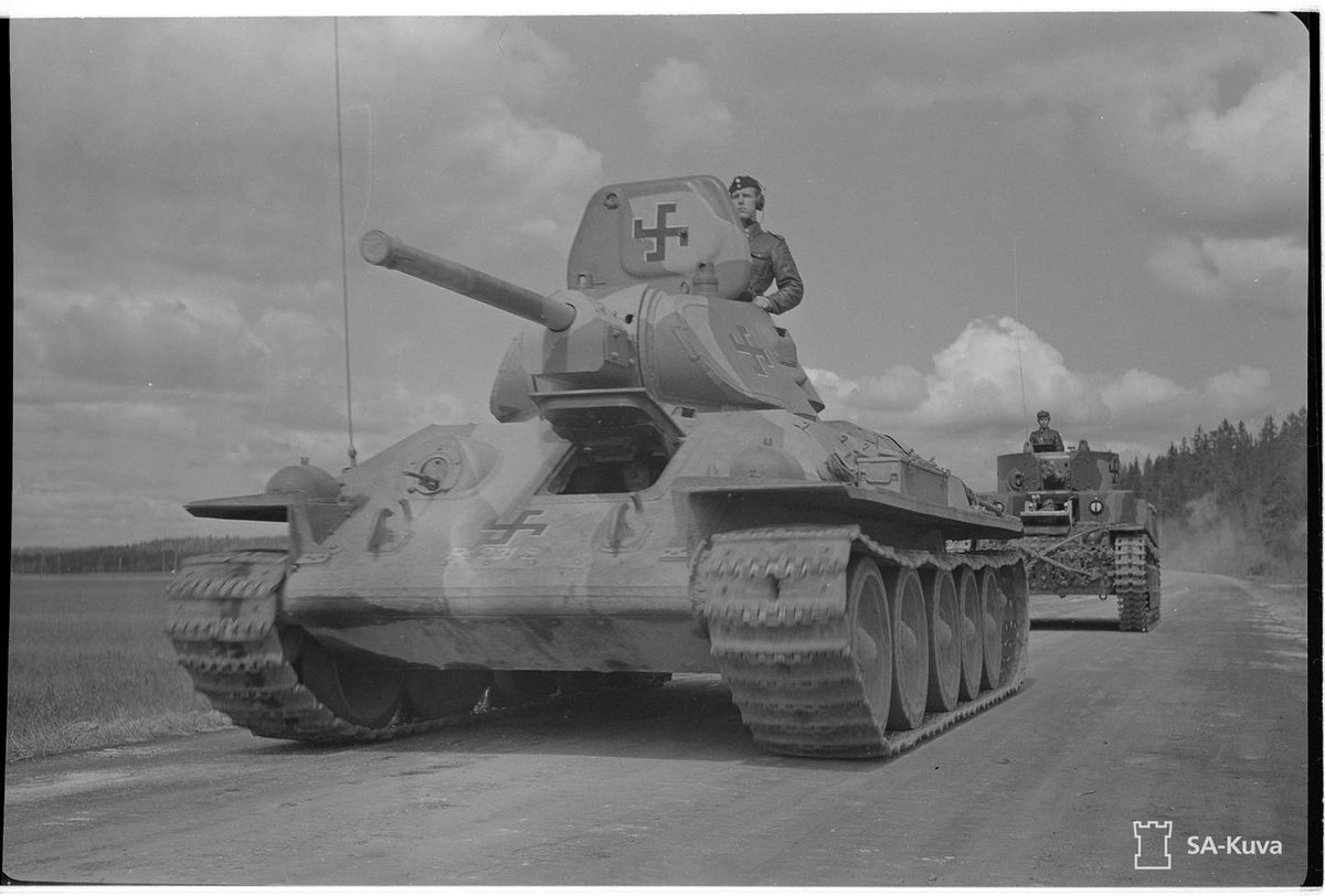 MRitarit's tweet photo. Hyvää Puolustusvoimain lippujuhlan päivää!

Kuva on otettu katselmuksessa Ensossa 4.6.1944, jolloin Panssaridivisioonan vaunut tekivät ohimarssin marsalkka Mannerheimin ja tasavallan presidentti Rytin edessä. T-34-vaunua ajaa Mannerheim-ristin ritari Lauri Heino.

Kuva: SA-kuva https://t.co/HxQclhe5Ht
