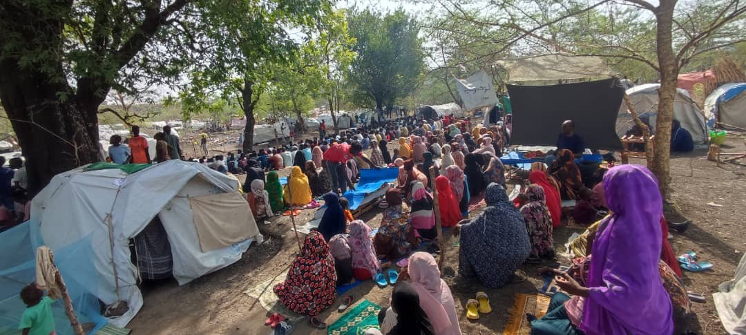HkZuk's tweet photo. 🚨 تحديث اليوم الثالث والثلاثين
السودانيين اللاجئين العالقين في غابات أولالا بأثيوبيا

لازال هناك أكثر من ٦٠٠٠ إنسان سوداني عالق في غابات أولالا بدولة اثيوبيا يواجهون اصعب أيام حياتهم٬ لم تصلهم حتى الآن اي جهات او منظمات حقوقية لإجلاءهم الى مكان صالح للعيش الإنساني.

ارسلوا لنا صور اليوم أثناء صلاتهم الجماعية اليومية يدعون جمعياً الله عز وجل ان يفرج كربتهم٬ وايضاً اخبرونا انه لازال هناك إضراب عن الطعام من العديد من الشباب وحتى الشياب٬ وقرروا الاستمرار ف�� إضرابهم وترك الطعام الذي تم شراءه للنساء والاطفال.

صبروا ثلاثة وثلاثين يوماً في الغابة وسط الأمطار والحشرات والثعابين وكذلك شح الطعام وصعوبة الحصول على المياه وانعدام الكهرباء والانترنت وصعوبة الإتصالات والكثير الكثير من المصائب. 

هم فقط يريدون مغادرة هذه الغابة٬ كباراً وصغاراً٬ شيوخاً ونساءً ..
يريدون ان يعيشوا مثل اي إنسان .. 

لقد هربوا من ويلات الحرب في بلدهم السودان وواجهوا ما هو أسواء في الدولة التي لجأوا اليها ولا احد يهتم بقضيتهم. 

لا تتوقفوا في الضغط الاعلامي والنشر على الهاشتاق الموحد #السودانيين_العالقين_بإثيوبيا ونشر مأساتهم في كل مكان في العالم.