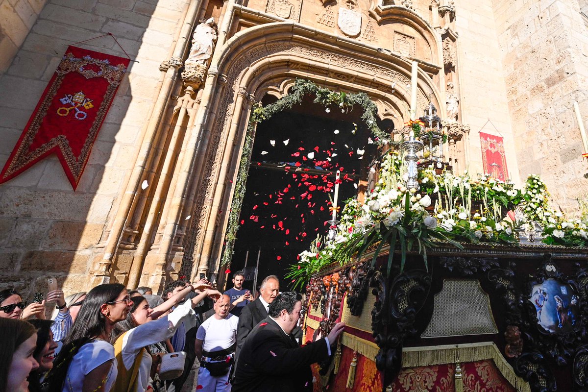 AytoAlcalaH's tweet photo. TRADICIONES |
Nuestra ciudad celebra hoy la festividad del Corpus Christi con toda solemnidad.

Tras la solemne misa de la mañana, la procesión ha recorrido las calles del centro por 5 altares realizados por hermandades y cofradías de la ciudad. https://t.co/D0buBYwSpH