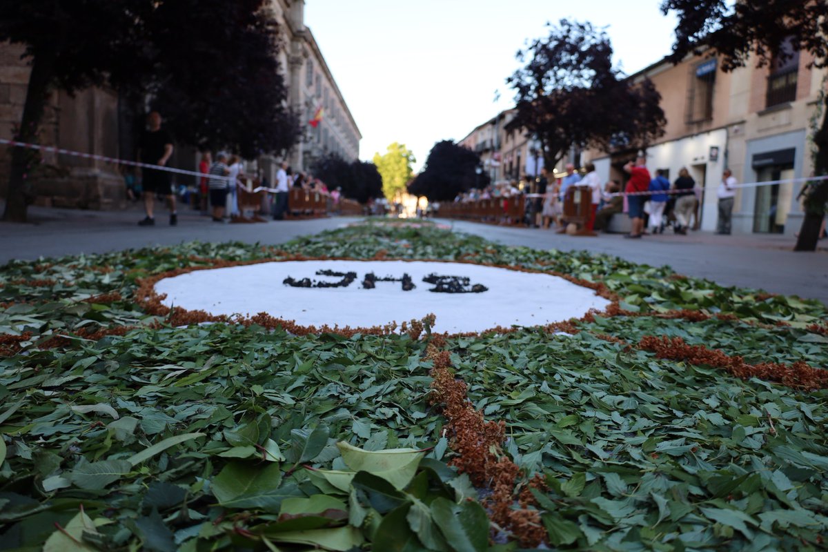 TRADICIONES |
Nuestra ciudad celebra hoy la festividad del Corpus Christi con toda solemnidad.

Tras la solemne misa de la mañana, la procesión ha recorrido las calles del centro por 5 altares realizados por hermandades y cofradías de la ciudad.