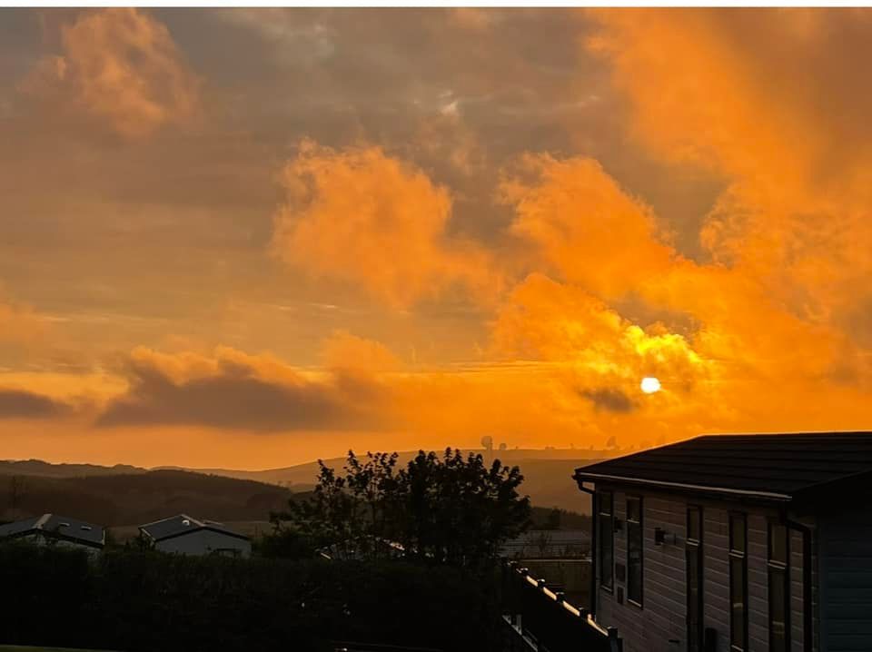 A breathtaking #SunsetSunday at Pentire Coastal Holiday Park 🌅

📸 Photo credit: Deborah Gaskin