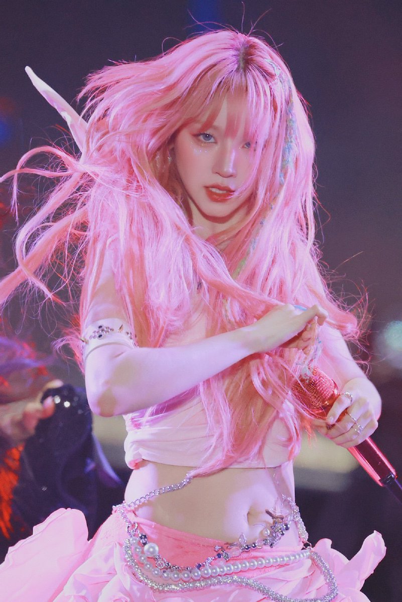 kpop moments that could kill a sapphic tweet media