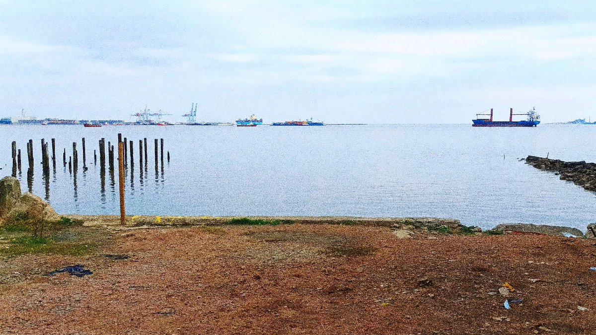 Tinchorgz's tweet photo. En Montevideo, ocho callejones abandonados y vecinos reúnen algunas de las mejores vistas de la bahía, porque nacen prácticamente en el agua.

Para llegar hay que desafiar esa cosa hostil, como de pueblo fantasma dominado por galpones y camiones, que tiene la rambla Brum. (1/3) https://t.co/pbdX5unKZY