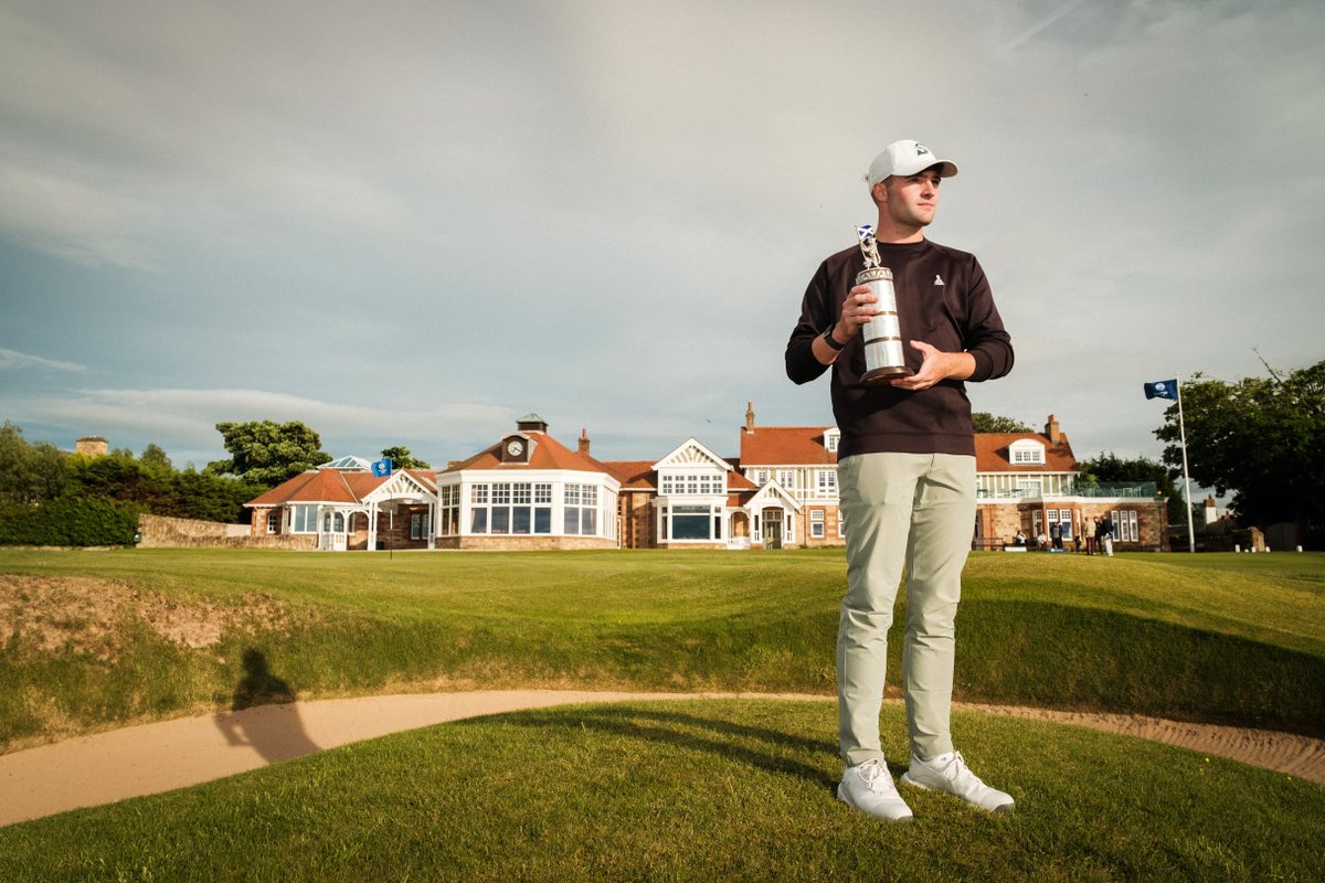 ScottishGolf's tweet photo. Dominic Clemons’ love of East Lothian links reached new levels today when he blew away the field to claim a stunning 17-shot shot victory at the Scottish Men’s Open 🔥🏆🏌️‍♂️ #ScottishMensOpen2024

68 + 65 + 65 + 62 = 260 (-24) 🤯

Read the full story 👇
https://t.co/p1kMpkeeYE https://t.co/NLAf4MgQ1q