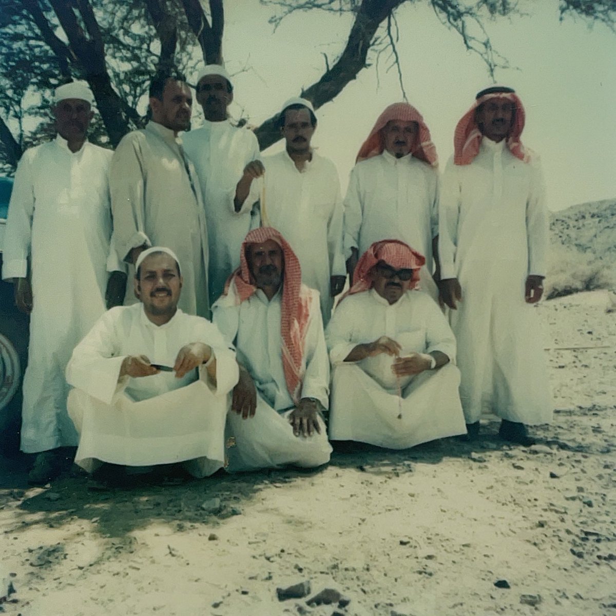 الوقوف من اليمين :
عيسى المبارك العميم
سليمان العبدالقادر
سعود العريفي
راشد المحمد الهلال 
محمد العلي الصالح
عبدالله المرعب
الجلوس من اليمين :
علي المحمد العبيد
عبدالرحمن الزيد
الوالد / حمود العبدالكريم الصالح
من ارشيف الوالد الله يحفظه 
ورحم الله البقية وجمعنا بهم في دار كرامته