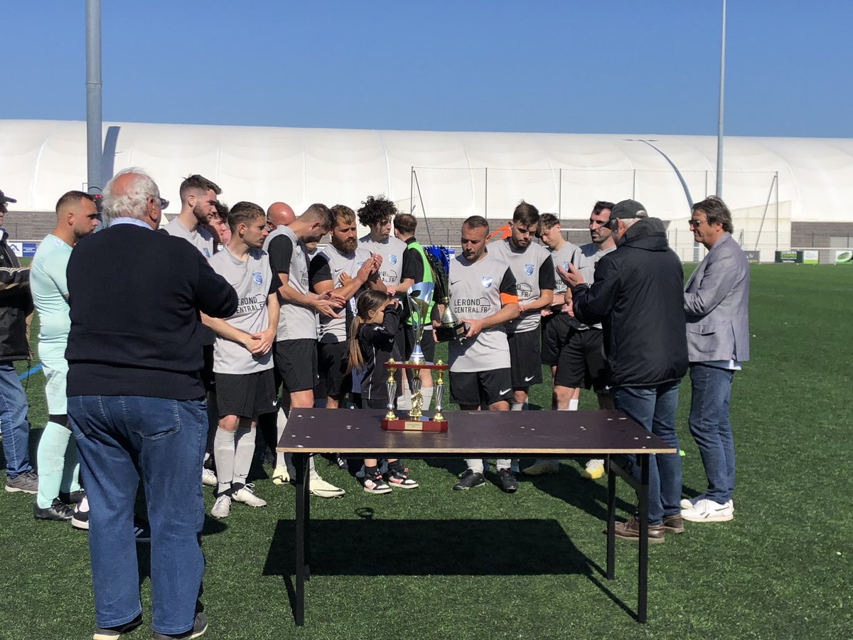 AS_Guilers's tweet photo. 🏆 COUPE DU DISTRICT 🏆
Défaite en finale à la séance de Tirs au but (5-4)
Score de 3-3 à l’issu des prolongations
⚽️⚽️ Raphaël GLORENNEC
⚽️ Erald KRAJA
Bravo encore pour cette belle saison !
Vous nous avez fait vibrer ! 🙂
#ASG #Guilers #ViveLAmicale #ASGuilers https://t.co/b4CBNbsEuA