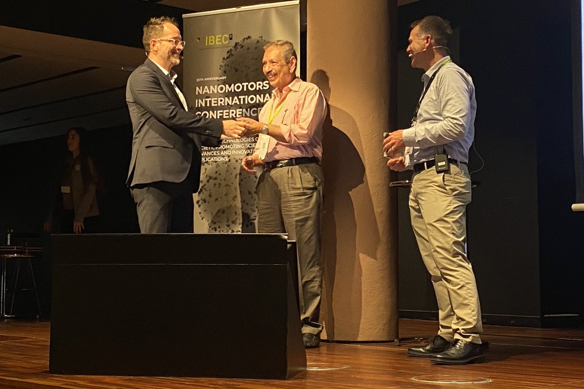 IBECBarcelona's tweet image. 20 years ago Wally Paxton and Ayusman Sen wrote the first paper on #nanorobots. Today, at #IBECNanobots conference Samuel Sanchez has presented them with a commemorative award in recognition of their work. @SamuelNanobots @FCLP_Fundacio