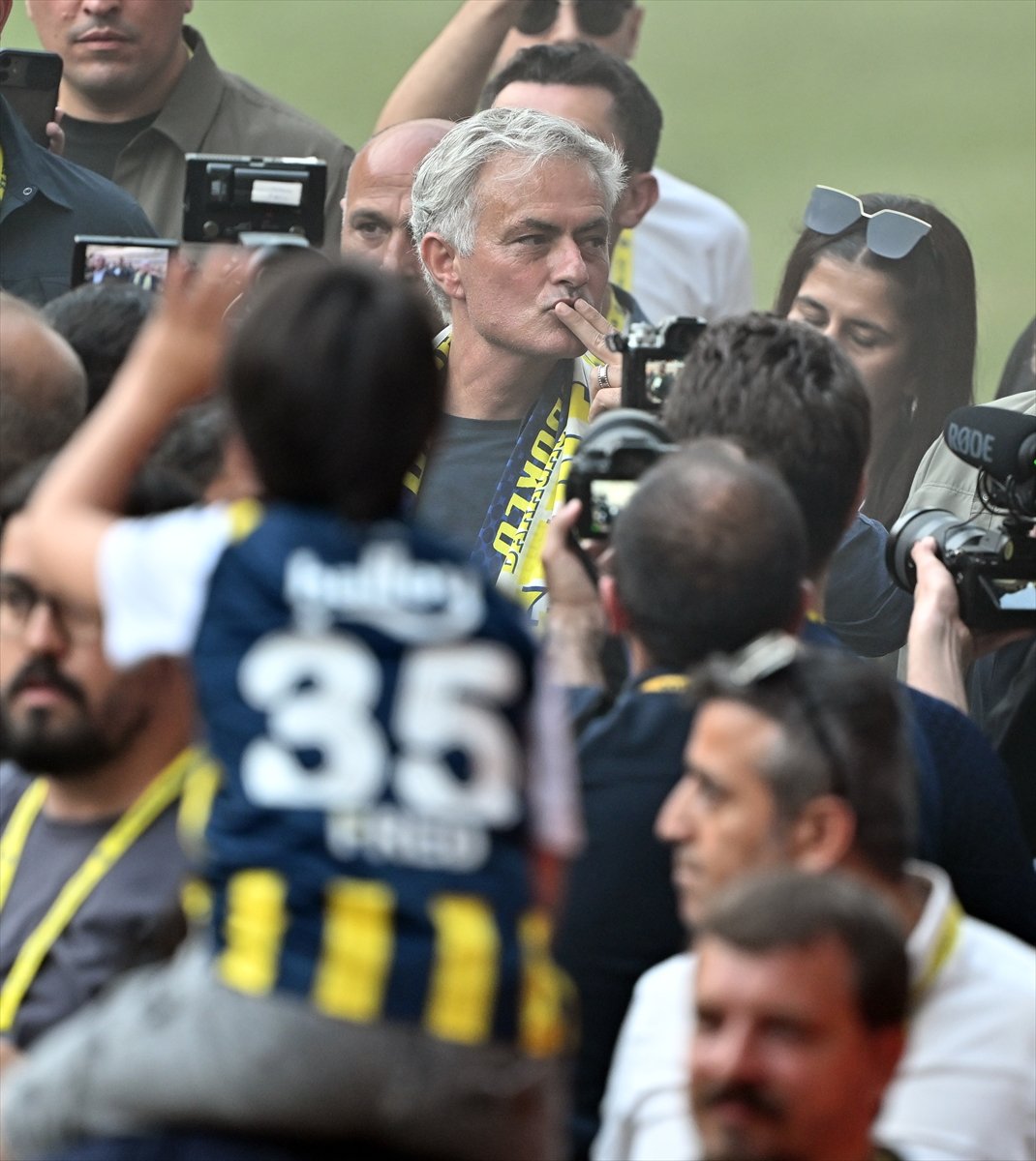 Fener taraftarına umut öpücüğü vermiş durumda
Bu gönderiyi beğenen herkesi ekliyorum. 
#JoséMourinho #MOUtime