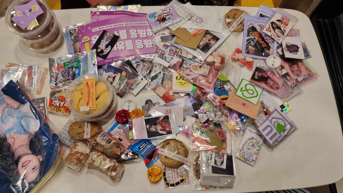 gdmnsyne's tweet photo. super grateful sa mga na-meet, naka-trade, and nabigyan namin! 💟

sayang sa mga di na namin nakitaa, sobrang hina ng signal at nagloko pa twt q + init

this was our first con and we really learned a lot-

#IUinManila  #HER_WORLD_TOUR_IN_MANILA #IU_HEREH_WORLD_TOUR_IN_MANILA https://t.co/be465mgLo3