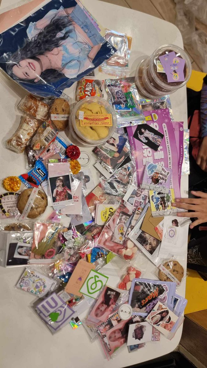 gdmnsyne's tweet photo. super grateful sa mga na-meet, naka-trade, and nabigyan namin! 💟

sayang sa mga di na namin nakitaa, sobrang hina ng signal at nagloko pa twt q + init

this was our first con and we really learned a lot-

#IUinManila  #HER_WORLD_TOUR_IN_MANILA #IU_HEREH_WORLD_TOUR_IN_MANILA https://t.co/be465mgLo3