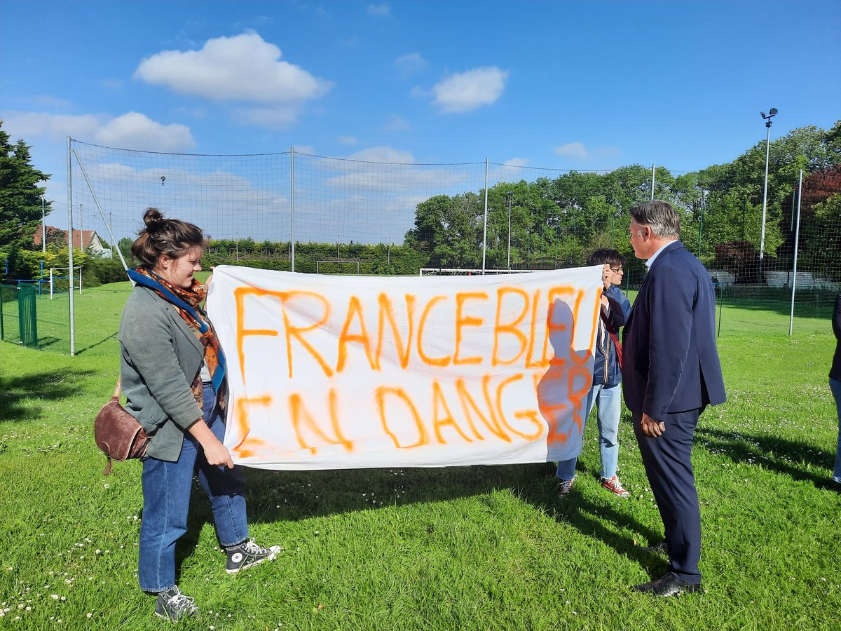 Cet après-midi, deux salariées mobilisées de France Bleu Picardie ont interpellé <a href="/ValerieHayer/">Valérie Hayer</a> <a href="/DevauxVly/">Valérie Devaux</a> <a href="/SHaussoulier/">Stéphane Haussoulier</a> <a href="/HubertdeJenlis/">Hubert de Jenlis</a> et les participant-es au meeting de Saint-Fuscien. 
Partout en France  la majorité nous trouvera sur son chemin contre la fusion ! ✊️