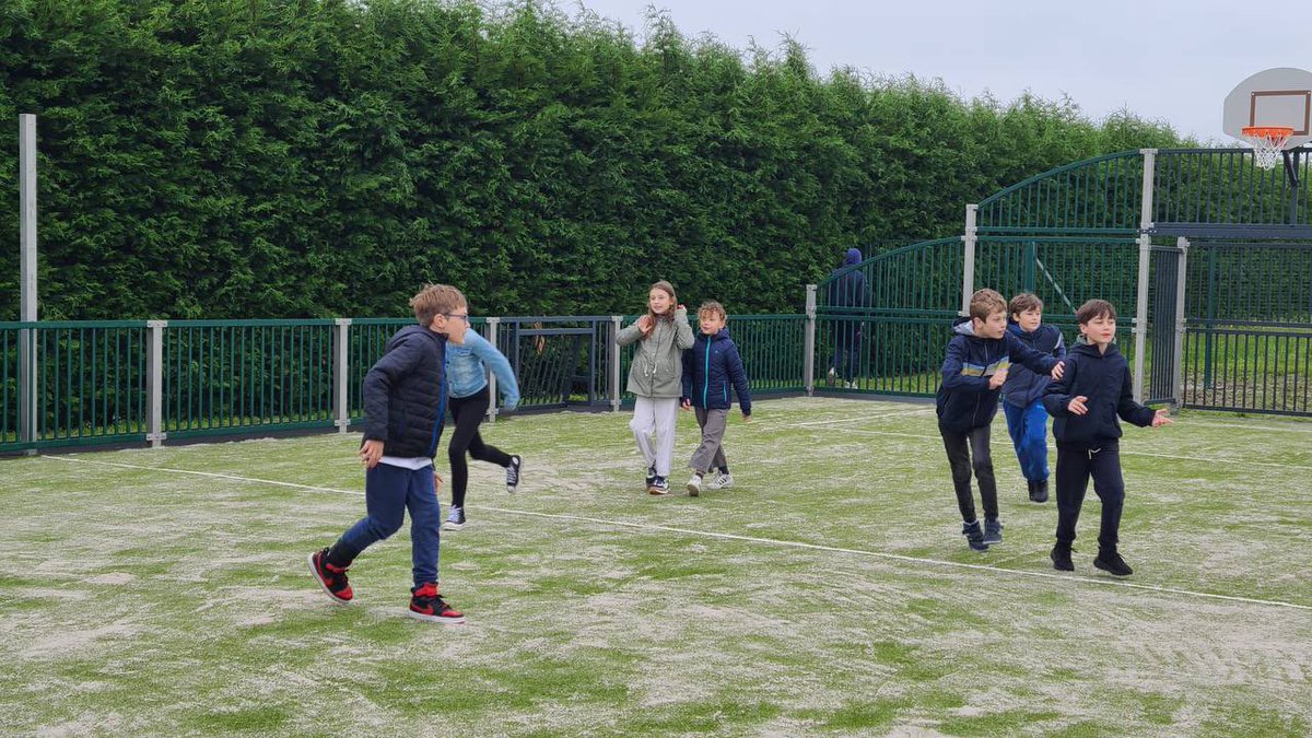 MadyDorchies's tweet photo. ✂️Inauguration du plateau multisports en accès libre pour les jeunes et les scolaires à #Genech , une nouvelle structure #sportive de #proximité financée par la Région @hautsdefrance à hauteur de 36 923€.
Le Sport pour tous et partout avec les #hautsdefrance
@xavierbertrand https://t.co/X7DVKFi2A0