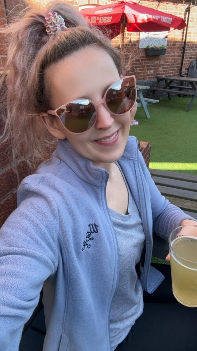 littleduckquack's tweet photo. Post-work badders and Sunday evening drinks 🏸🍺🍻🤗 #badminton #sunday #drinks #sundaydrinks #wba https://t.co/SmUVIzRlkb