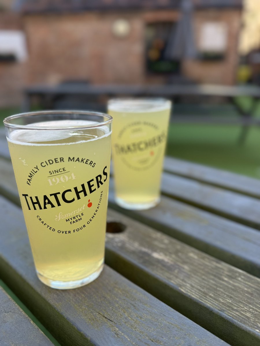 littleduckquack's tweet photo. Post-work badders and Sunday evening drinks 🏸🍺🍻🤗 #badminton #sunday #drinks #sundaydrinks #wba https://t.co/SmUVIzRlkb