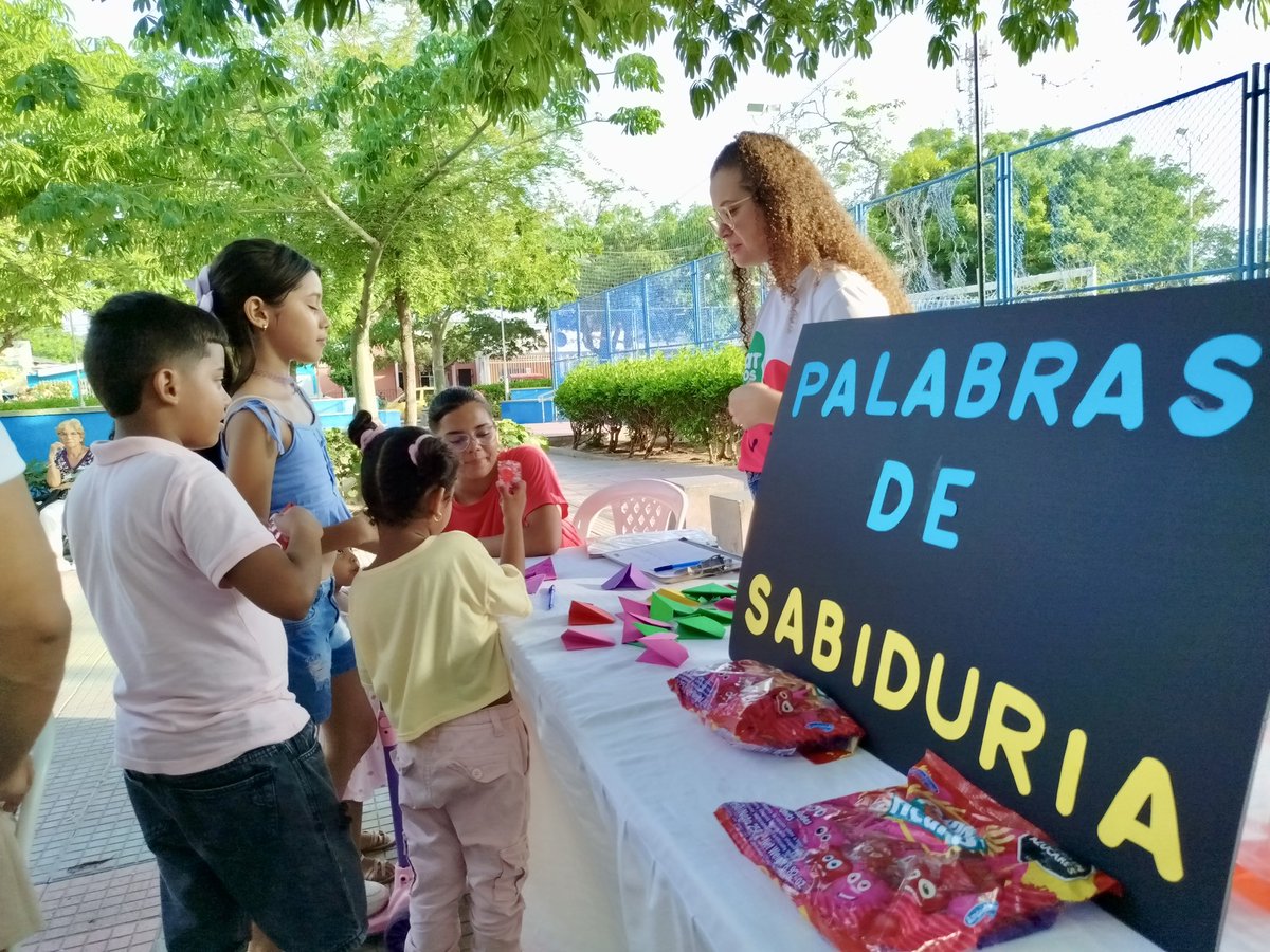 alcaldiabquilla's tweet photo. 🧠¡CHATLEMOS ya está en las calles!♥️

Visitamos el parque Las Nieves con nuestro equipo de psicólogos para brindar herramientas de gestión emocional a la comunidad. ¡Proteger la salud mental de los barranquilleros es nuestra prioridad!🙌🏼 https://t.co/BN3cZDm9OV