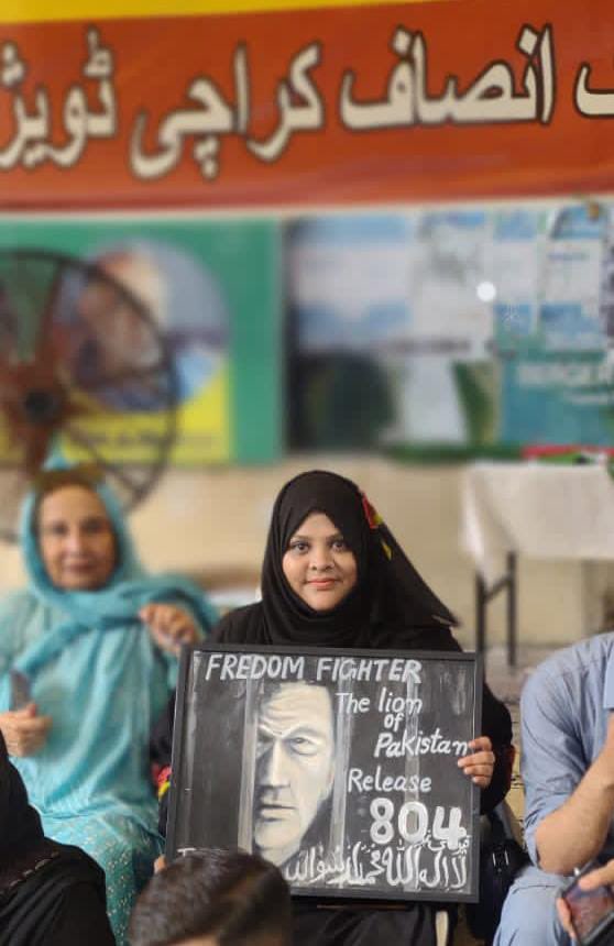 HaleemAdil's tweet photo. یہ ہے ہماری دلیر بہن فوزیہ صدیقی  @fozisidd سیکریٹری انفارمیشن PTIکراچی، سخت موسم کی پرواہ کئیے بغیرجنونی انداز میں کراچی کے بھوک ہڑتالی کیمپ میں اپنی زمہ داریاں نبھاتی رہیں زندہ باد ۔ 

شدید گرمی کی وجہ سے انکو heatstroke ہوگیا ہے اور ہسپتال میں داخل ہونا پڑا ہے، ��ہ بھی بتاتا چلوں کہ انکی  ُبزرگ والدہ بھی شدید علیل ہیں اور اُنکی دیکھ بھال بھی انہی کے زمہ ہے ۔ فوزیہ بہن آپکے جزبہ پر ہمیں فخر ہے اللہ تعالئ آپکو جلد شفاء اور ان مشکل حالات سے نبرد آزما ہونے کی ہمت ع��ا فرمائے ۔ آمین