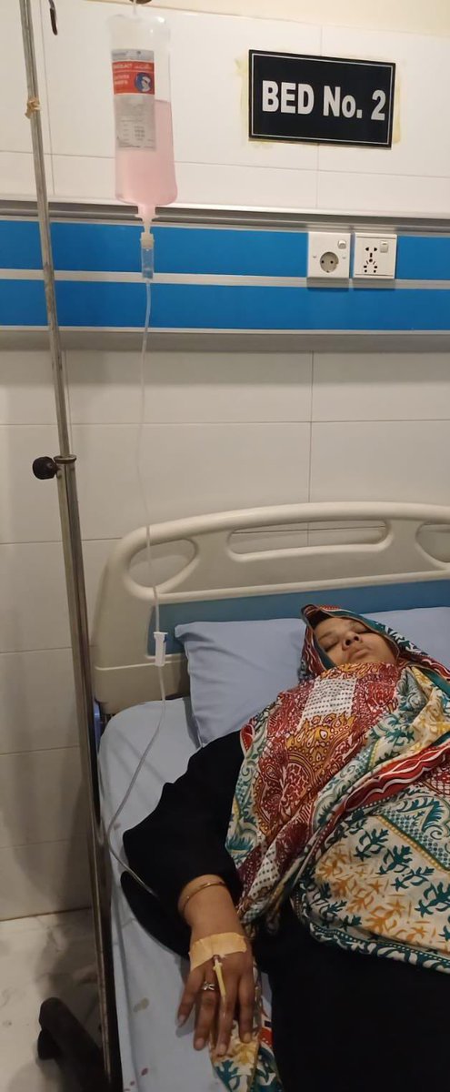 HaleemAdil's tweet photo. یہ ہے ہماری دلیر بہن فوزیہ صدیقی  @fozisidd سیکریٹری انفارمیشن PTIکراچی، سخت موسم کی پرواہ کئیے بغیرجنونی انداز میں کراچی کے بھوک ہڑتالی کیمپ میں اپنی زمہ داریاں نبھاتی رہیں زندہ باد ۔ 

شدید گرمی کی وجہ سے انکو heatstroke ہوگیا ہے اور ہسپتال میں داخل ہونا پڑا ہے، ��ہ بھی بتاتا چلوں کہ انکی  ُبزرگ والدہ بھی شدید علیل ہیں اور اُنکی دیکھ بھال بھی انہی کے زمہ ہے ۔ فوزیہ بہن آپکے جزبہ پر ہمیں فخر ہے اللہ تعالئ آپکو جلد شفاء اور ان مشکل حالات سے نبرد آزما ہونے کی ہمت ع��ا فرمائے ۔ آمین