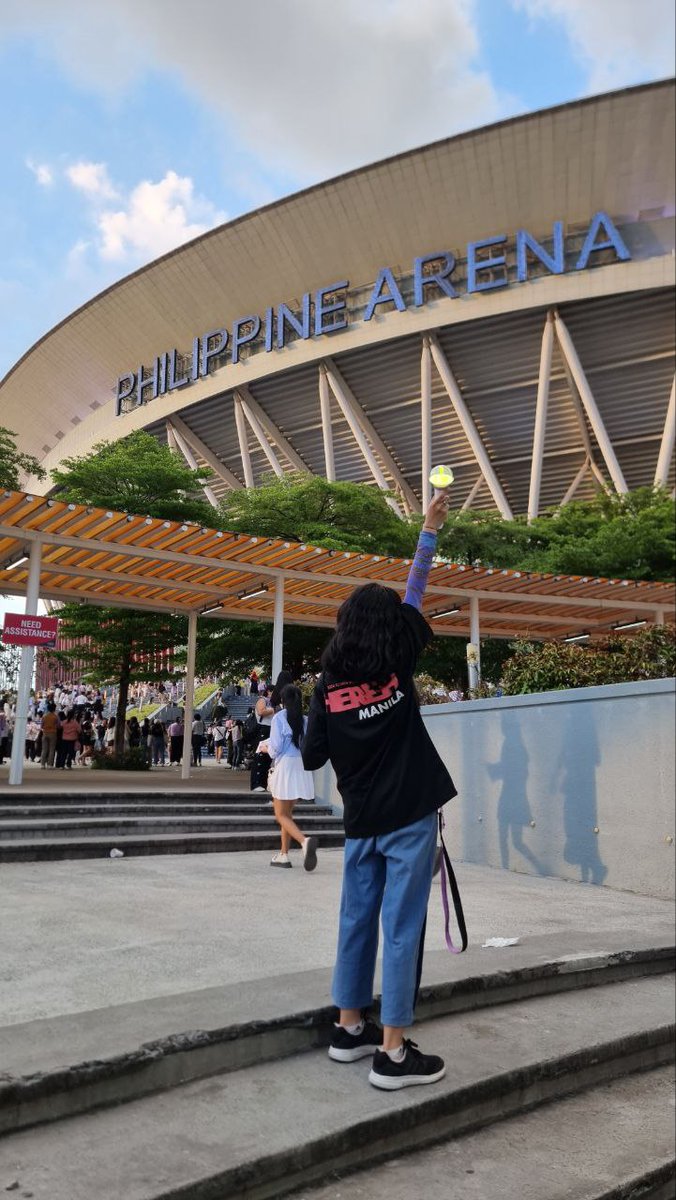 gdmnsyne's tweet photo. + kahit may gforms and all, di talaga guarantee na makikita lahat- and it's really understandable (na-experience first-hand kung bakit) 🙌

pero lahat ng pagod from morning nawala pagkalabas ni IU 💟

I hope everyone enjoyed it, too! 💗 shempre, matic 😂

galing galing, maaenas🤭 https://t.co/VnpJOr8ONA