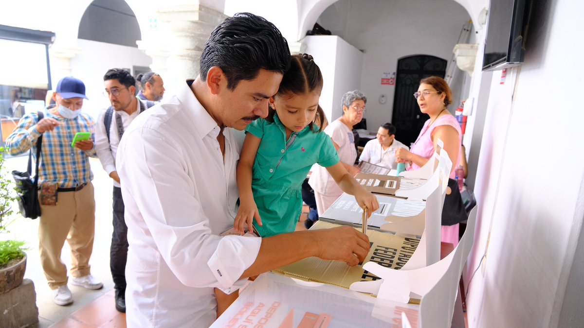 raychagoya's tweet photo. Hoy es un día muy importante para la democracia, por eso acudí a votar en compañía de mi familia y de mi esposa. Participemos todos con alegría en este día. 

¡Vamos todos a votar vecinas y vecinos! https://t.co/3Su2XEgDHI
