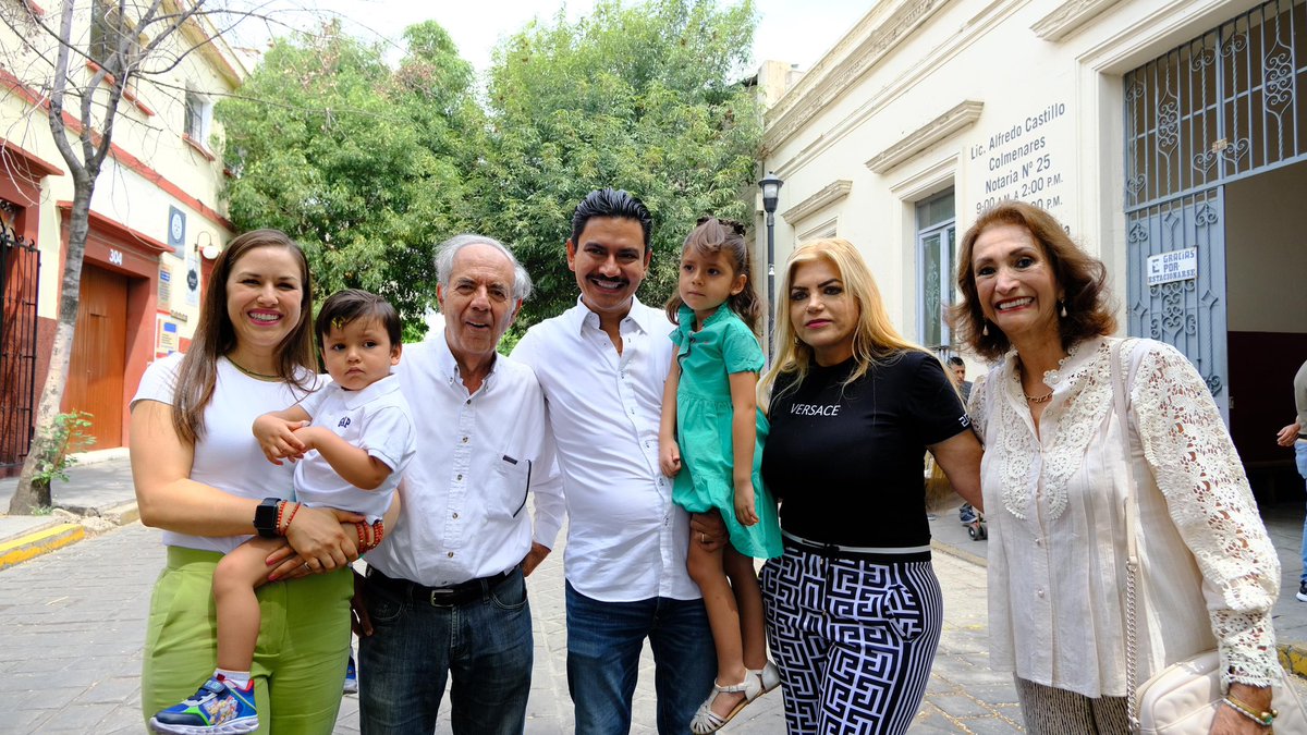 raychagoya's tweet photo. Hoy es un día muy importante para la democracia, por eso acudí a votar en compañía de mi familia y de mi esposa. Participemos todos con alegría en este día. 

¡Vamos todos a votar vecinas y vecinos! https://t.co/3Su2XEgDHI