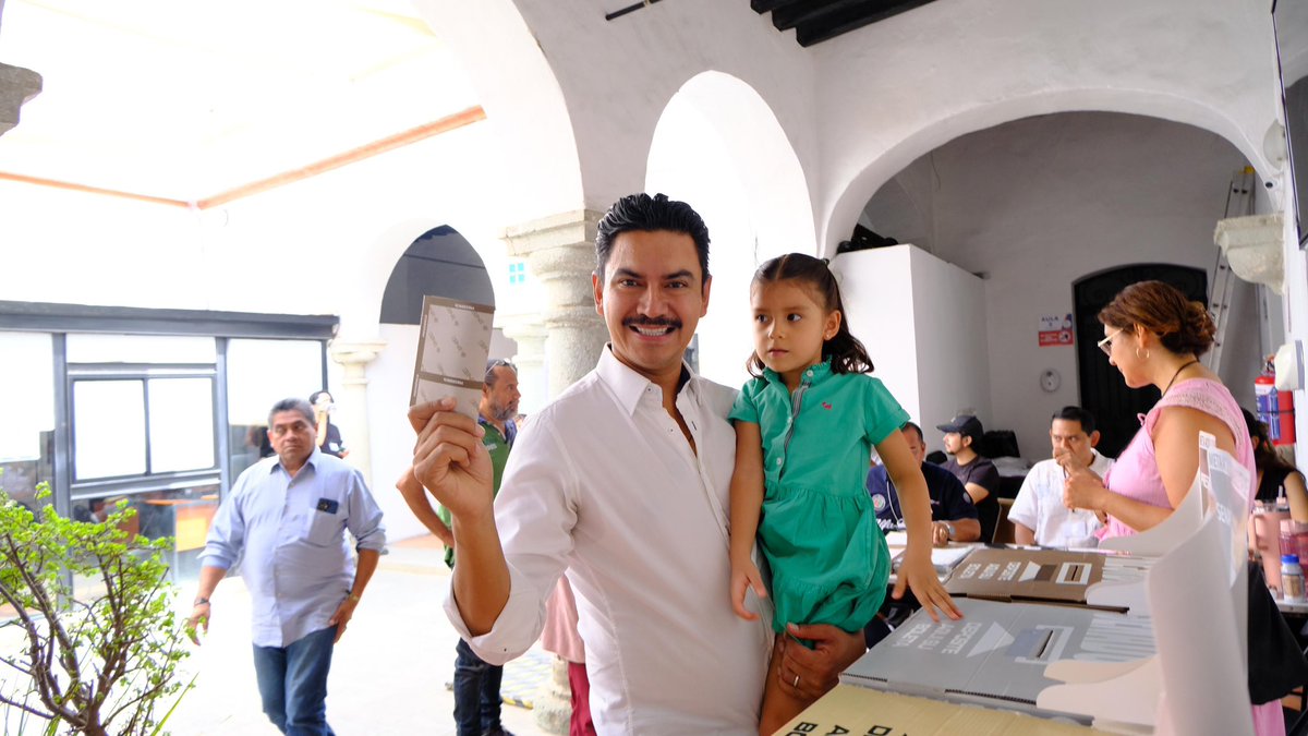 raychagoya's tweet photo. Hoy es un día muy importante para la democracia, por eso acudí a votar en compañía de mi familia y de mi esposa. Participemos todos con alegría en este día. 

¡Vamos todos a votar vecinas y vecinos! https://t.co/3Su2XEgDHI