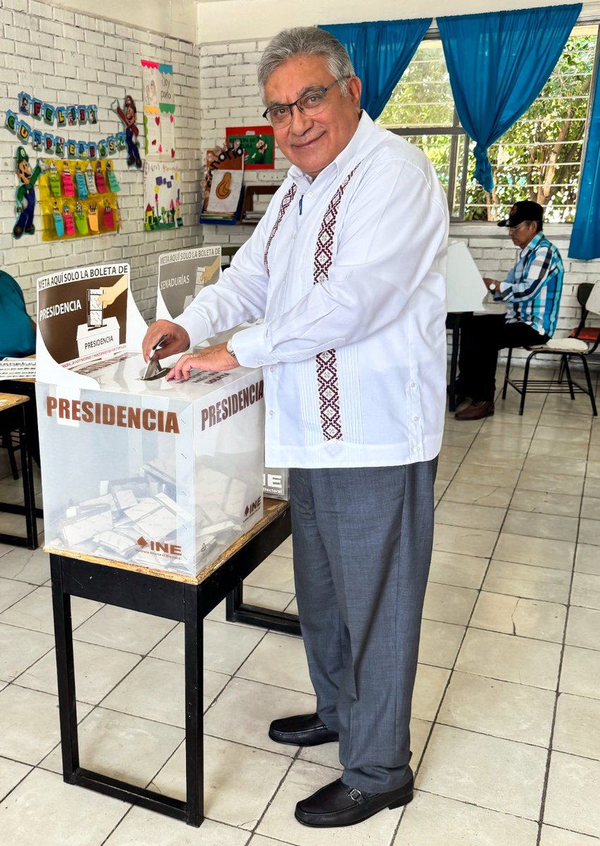 SnteNacional's tweet photo. #UnoSomosTodos
#TodosSomosUno
Al emitir su voto 🗳️en Saltillo, Coahuila, el Mtro. Alfonso Cepeda Salas, líder nacional del #SNTE, afirmó que este domingo México vive una fiesta democrática y llamó a acudir a las urnas para definir con el sufragio el mejor futuro para el país 🇲🇽 https://t.co/0eHrY0Jqb1