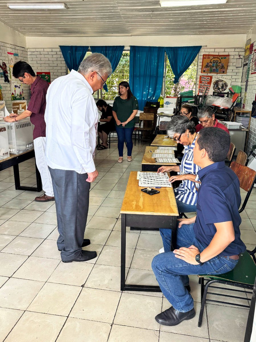 SnteNacional's tweet photo. #UnoSomosTodos
#TodosSomosUno
Al emitir su voto 🗳️en Saltillo, Coahuila, el Mtro. Alfonso Cepeda Salas, líder nacional del #SNTE, afirmó que este domingo México vive una fiesta democrática y llamó a acudir a las urnas para definir con el sufragio el mejor futuro para el país 🇲🇽 https://t.co/0eHrY0Jqb1
