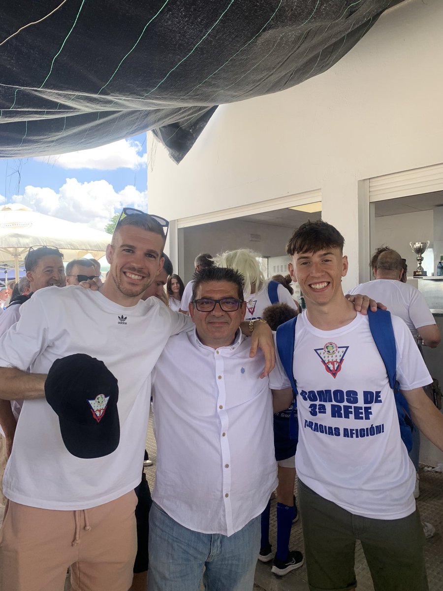 luispalenciasar's tweet photo. Cuánto me alegro por este chaval, al que entrené en sus inicios en el fútbol sala, sigue siendo como eres @Feteer_ , ah y no dejes que te copie en los exámenes @albertitogd😂😂, suerte en los exámenes a los 2 https://t.co/y2hFZawD2y