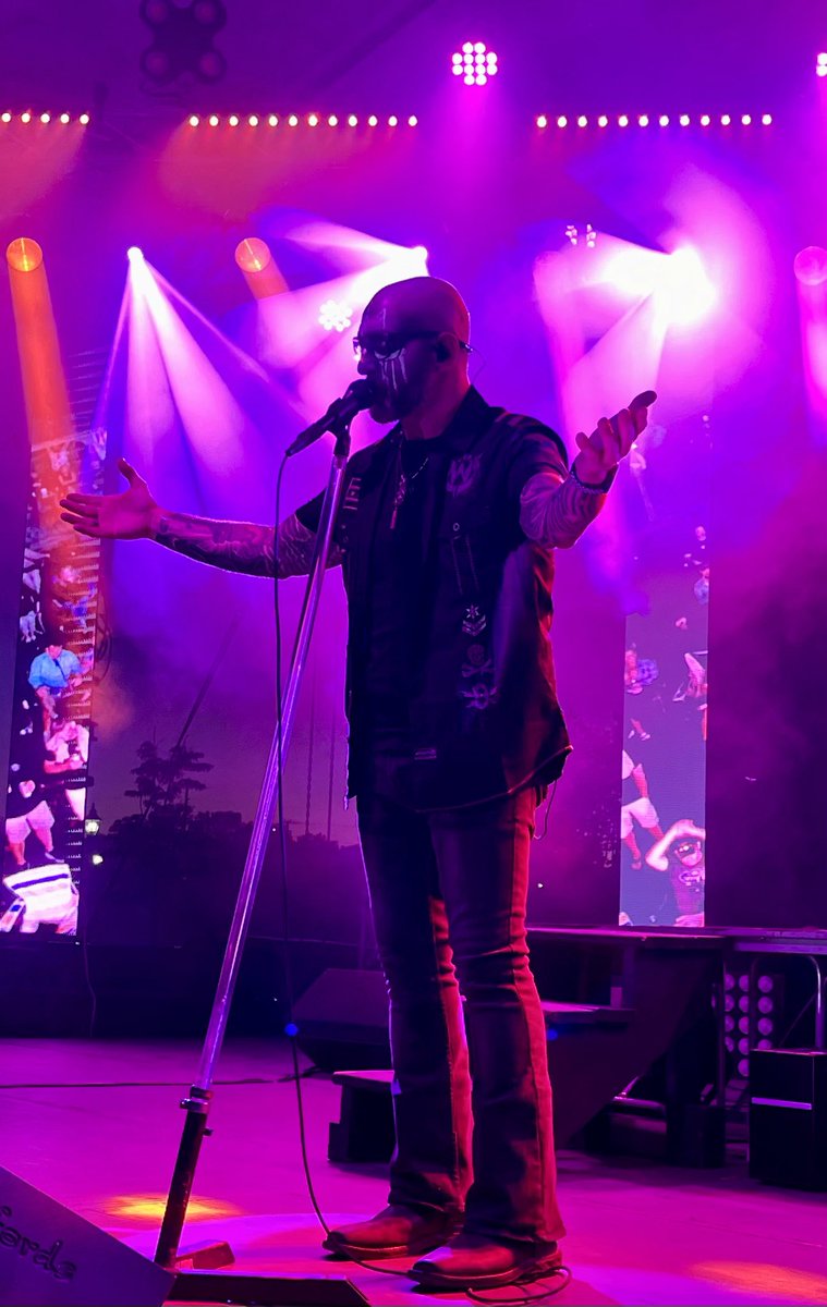 Chris_Hawkey's tweet photo. Well, HAWKFEST 1 is in the books. What a Great Night. Thank you to everyone involved and the HUGE crowd that took a chance and came out to the show. I’m humbled and grateful. I haven’t the room to Thank Everyone, but @gobellbanks being the Title sponsor truly made it happen. @cultivated_cbd showed up huge and also helped us raise great $ for the REACH program. Same with @grayduckspirits. The guys in the CHB And MagnaRawk were spectacular. @SJ__sarahjane built it and @ayoch made sure you knew about it. THANK YOU, ALL.