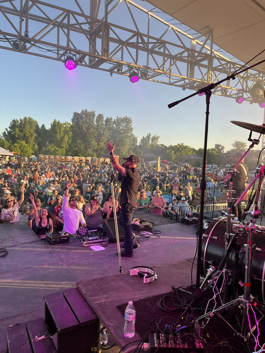 Chris_Hawkey's tweet photo. Well, HAWKFEST 1 is in the books. What a Great Night. Thank you to everyone involved and the HUGE crowd that took a chance and came out to the show. I’m humbled and grateful. I haven’t the room to Thank Everyone, but @gobellbanks being the Title sponsor truly made it happen. @cultivated_cbd showed up huge and also helped us raise great $ for the REACH program. Same with @grayduckspirits. The guys in the CHB And MagnaRawk were spectacular. @SJ__sarahjane built it and @ayoch made sure you knew about it. THANK YOU, ALL.