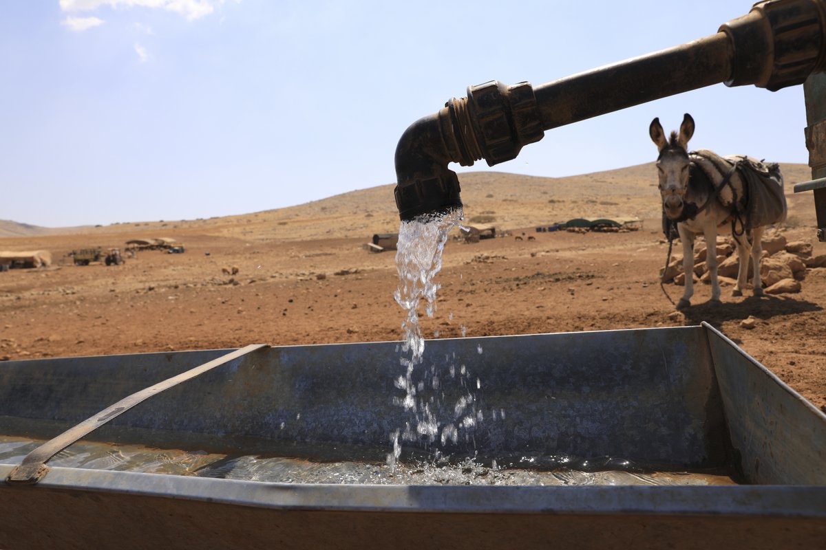 💧 🚰 Saviez-vous que l’accès à l’eau est protégée par le droit international humanitaire.

Dans les zones de conflit nous nous efforçons de rétablir les services essentiels, tels que l’eau pour :

Les civils 
Les personnes déplacées
Les blessés et les malades
Les détenus