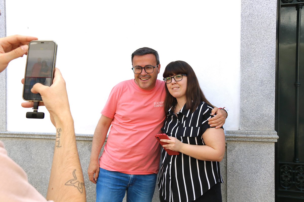 psoeex's tweet photo. 👦🏻👩🏼 El @PSOE es el único partido que asegura que Europa siga siendo útil a los jóvenes de Extremadura.
🫂 Convivencia de @magallardomir este domingo con los jóvenes en #Calamonte.
✔️ Más: https://t.co/ASqwwmj21O
#ExtremaduratambiénesEuropa/❤️
#VotaPSOE
#MásEuropa🇪🇺 https://t.co/oyM3tOZInr
