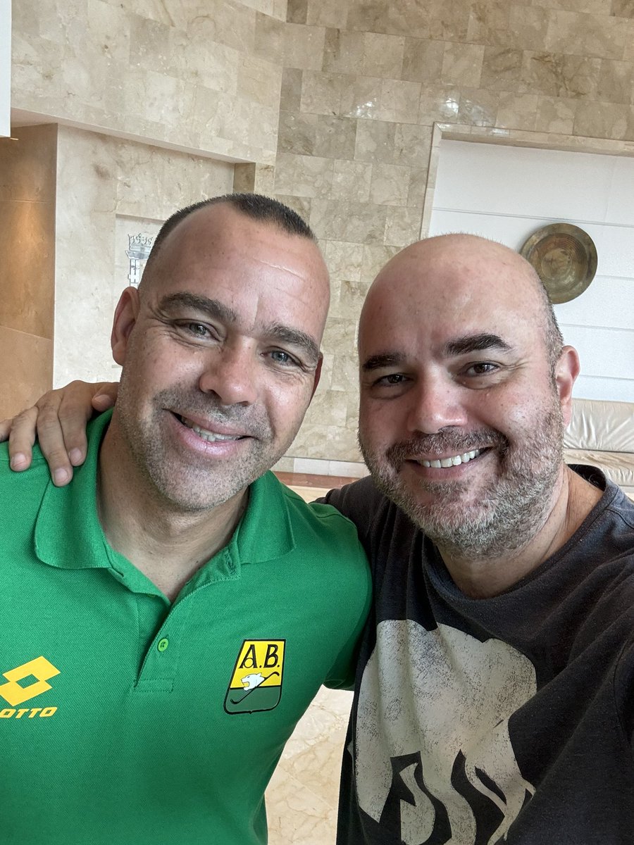corazonleopardo's tweet photo. Miren a quien me acabo de encontrar …. Yo si creo en las buenas señales ! Me dijo, “no estés nervioso Andrés, vamos con todo hoy !
Gracias Rafa por todo lo que has hecho por nosotros y lo que falta ! #porlafinal 💛🐆 https://t.co/BE9qErtuuV