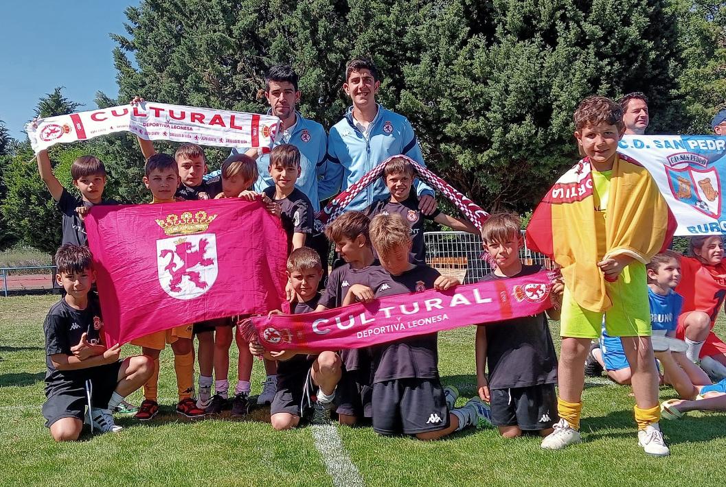 CultuAcademia's tweet photo. #CyDLBB Torneo @coparioseco

🏟️ Medina de Rioseco 

Entrega de trofeos:

-🏆 Subcampeones del Torneo en categoría Benjamín
-🏆 Mejor jugador benjamín, para Jose Antonio Llanos
-🏆 Mejor portero benjamín, para Pablo Palacios

Enhorabuena a todos por el gran torneo realizado 👏👏💪 https://t.co/nRXEPLZrWh