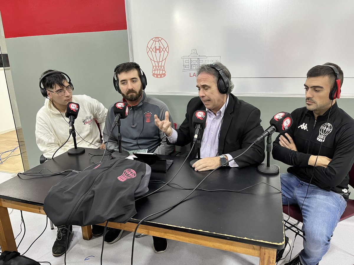 #Huracán Ya estamos en la primer mesa con <a href="/NZicco/">Nicolás Ziccardi</a>, @HoriiVialee16, <a href="/FedeZirulnik/">Federico Zirulnik</a> y Juan Carlos Fernandez, querido y reconocido periodista de la TV Publica

📺 youtube.com/live/TtmioUtFd…