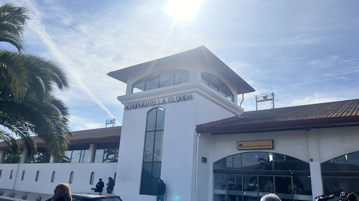 Fraaaanquisca's tweet photo. Hoy teníamos vuelo a Antofagasta y lo suspendieron, @VuelaJetSMART  @SERNAC el tema es que no se hacen responsable de ningún gasto ( comida, transporte  ni alojamiento), junto con esto se suma la mala disposición en la atención en el counter. Pésimo servicio https://t.co/wwxMTiVGUU