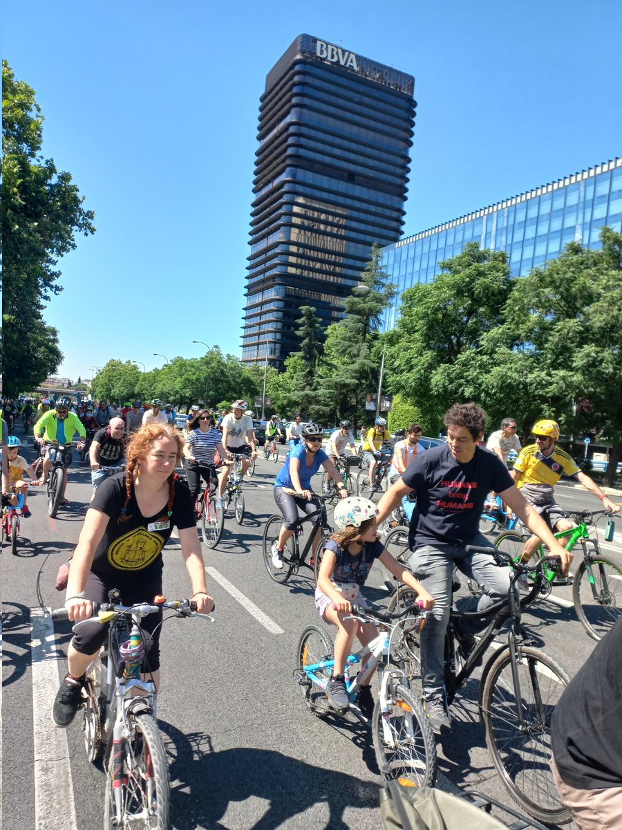 Migueldea235's tweet photo. De nuevo, #Bicifestacion2J por un #carrilbiciCastellanaYa y una #RedCiclistaYa
¿Para cuándo Madrid entrará en el siglo XXI y dejará paso a la #movilidadsostenible 🚲?
@MADRID 
@AlmeidaPP_ https://t.co/Nloda9rBrI