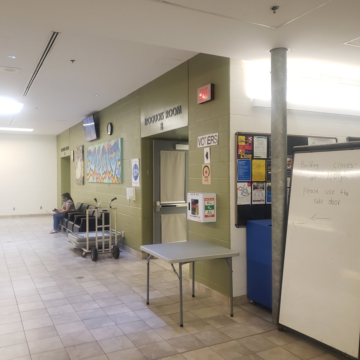 GTavares905's tweet photo. Happy to vote early at Huron Park.
Got a bit nostalgic remembering this hallway where you used to get scalding hot hot chocolate and chicken noodle soup, Sans noodle, from a rusted out vending machine.
Good times.
#tavaresformayor https://t.co/AevedeapO3