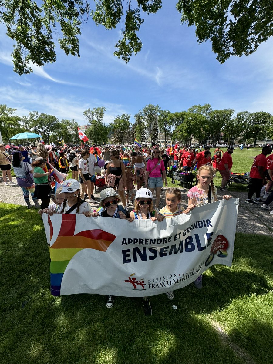 La DSFM à la parade de la fierté! 🏳️‍🌈🏳️‍⚧️ <a href="/DSFMecole/">DSFM</a>