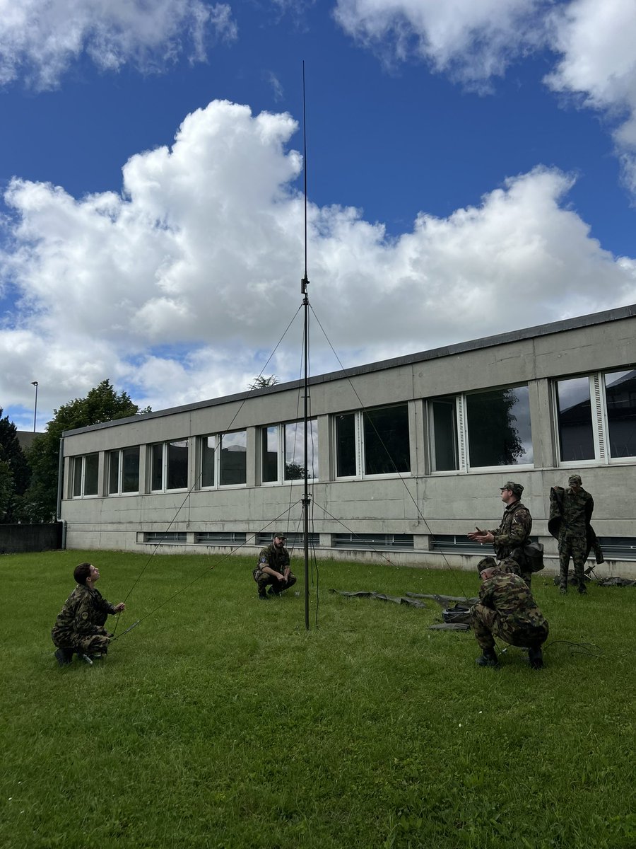 hb9vcj's tweet photo. 1/2 Instruction sur la programmation des appareils de transmission SE-235 et SE-135 ainsi que le montage des antennes par le team de l’AFTT Vaud pendant le cours de cadre « Bradley » à la place d’arme de Bière.
#AFTT #AFTTVaud #EVU #SwissArmy #ArmeeSuisse #HamRadio #RadioAmateur https://t.co/wCkaw6pXBe