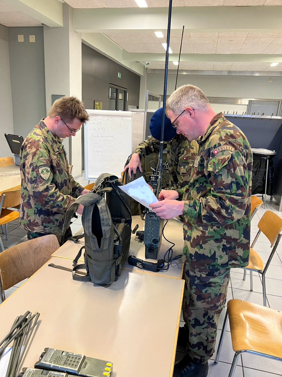 hb9vcj's tweet photo. 1/2 Instruction sur la programmation des appareils de transmission SE-235 et SE-135 ainsi que le montage des antennes par le team de l’AFTT Vaud pendant le cours de cadre « Bradley » à la place d’arme de Bière.
#AFTT #AFTTVaud #EVU #SwissArmy #ArmeeSuisse #HamRadio #RadioAmateur https://t.co/wCkaw6pXBe